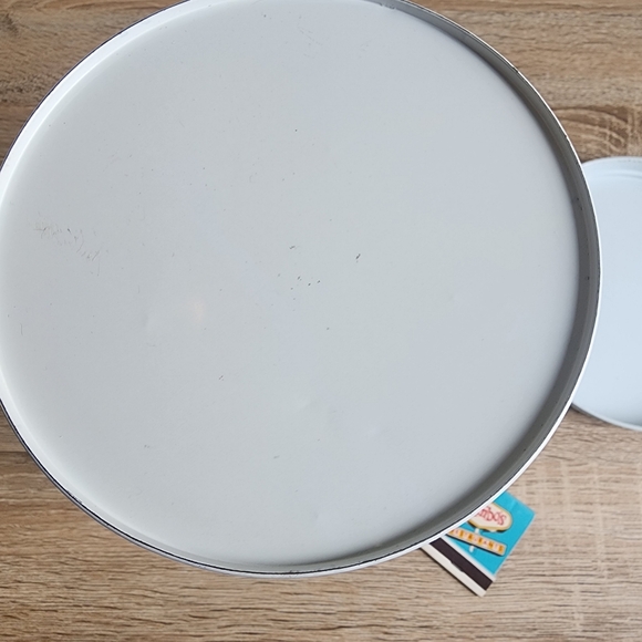 VINTAGE Pennsylvania Dutch Amish White Schoolyard Round Tin Lidded Canister - Picture 10 of 11